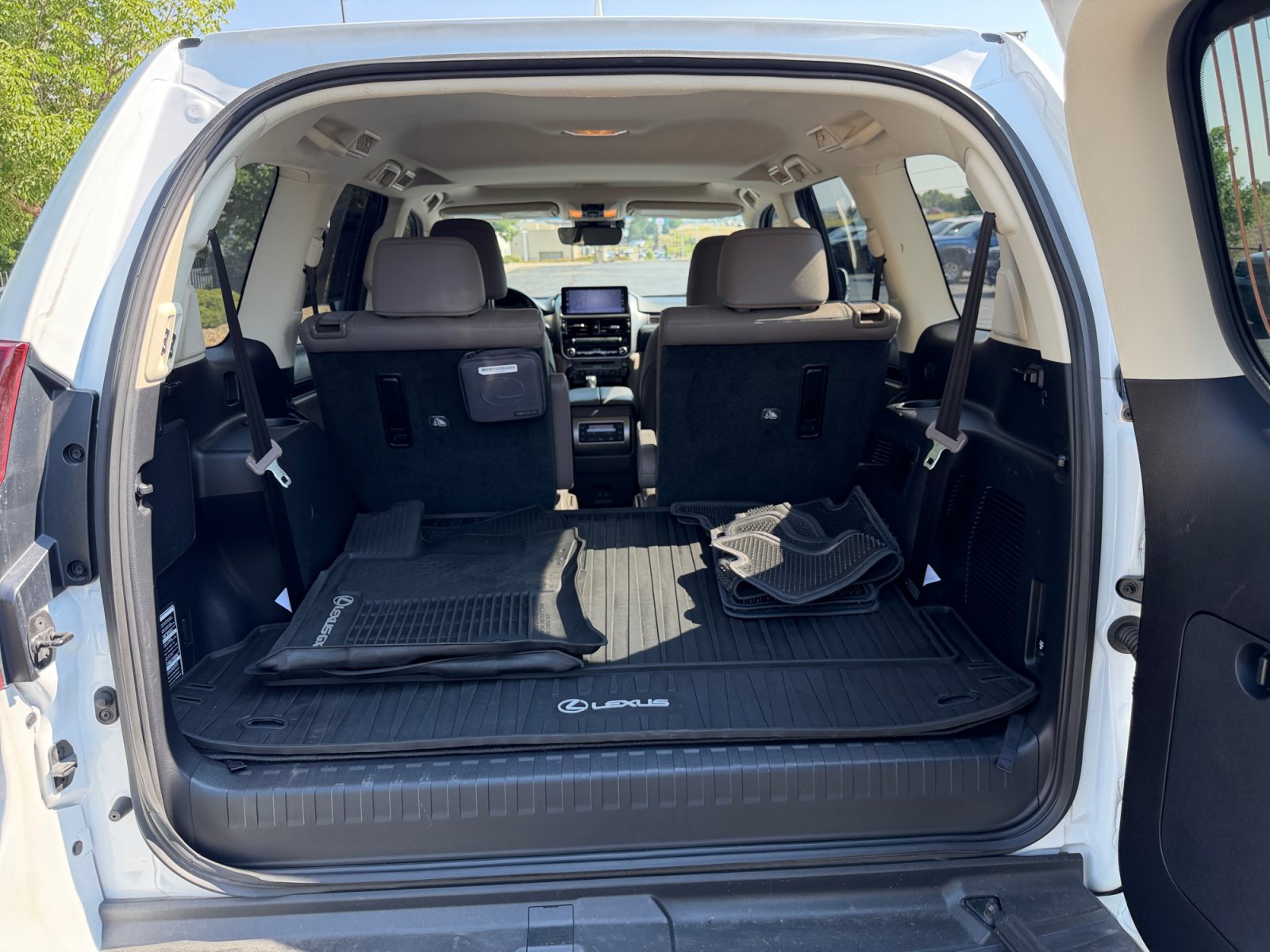 Used 2022 Lexus GX 460 Premium w/ Accessory Package AWD/4WD image 32