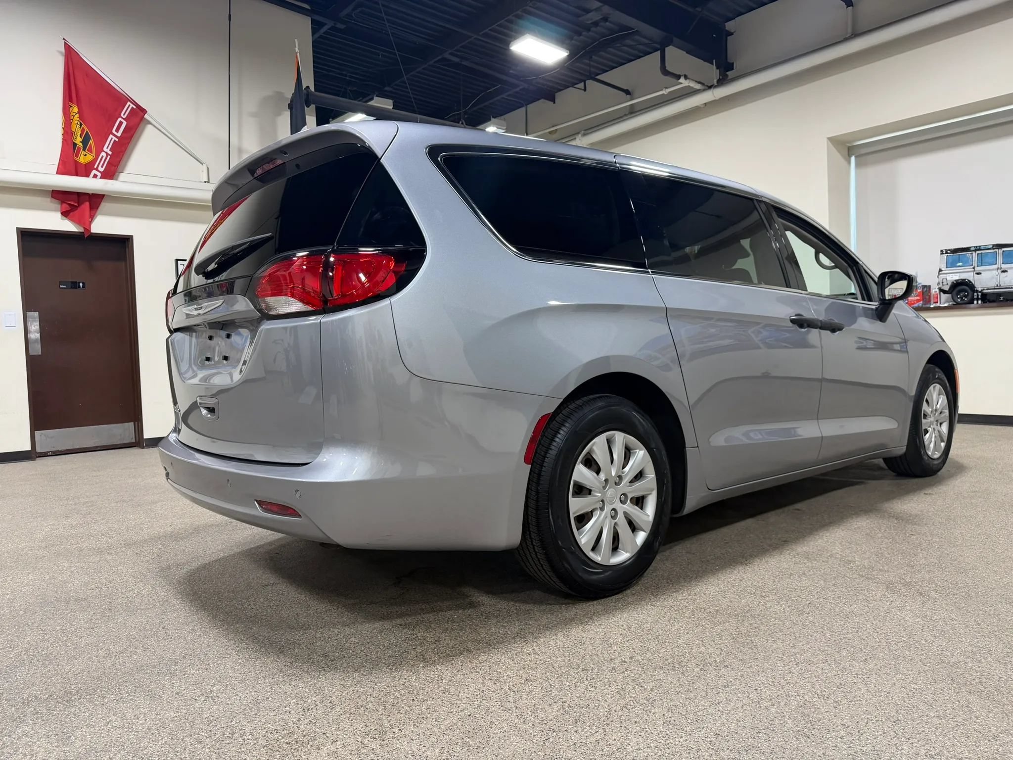 Used 2021 Chrysler Voyager L FWD image 5
