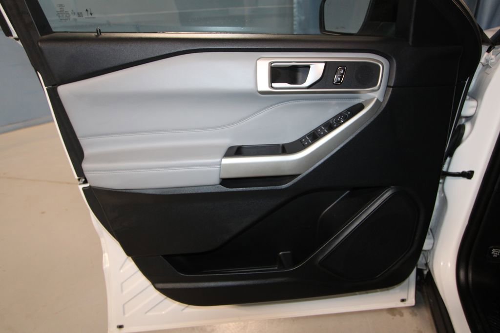 Used 2023 Ford Explorer XLT w/ Equipment Group 202A image 5