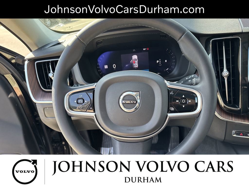 Used 2023 Volvo XC60 B5 Plus image 11
