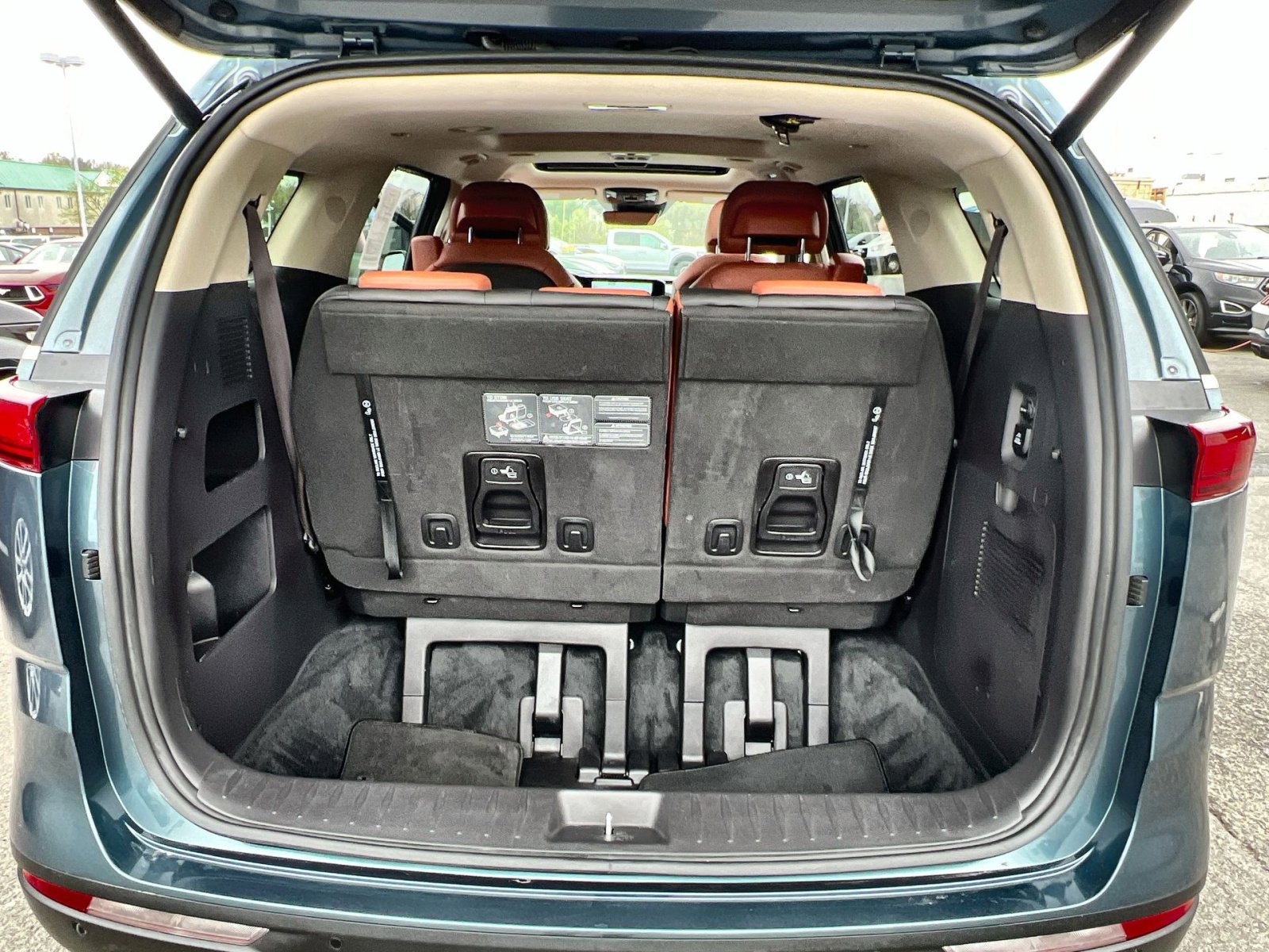 Used 2023 Kia Carnival SX Prestige image 27