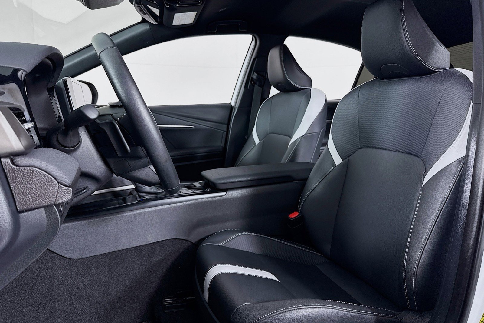 Used 2025 Toyota Camry SE w/ Convenience Package image 16