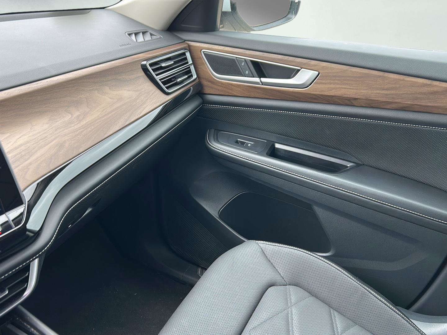 Used 2024 Volkswagen Atlas SE image 24