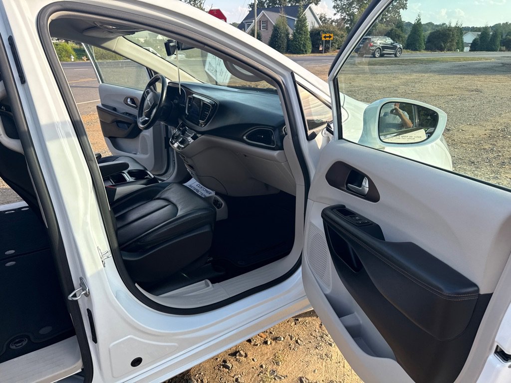 Used 2017 Chrysler Pacifica Touring-L w/ Tire & Wheel Group image 14