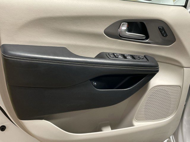 Used 2021 Chrysler Pacifica Touring-L image 13