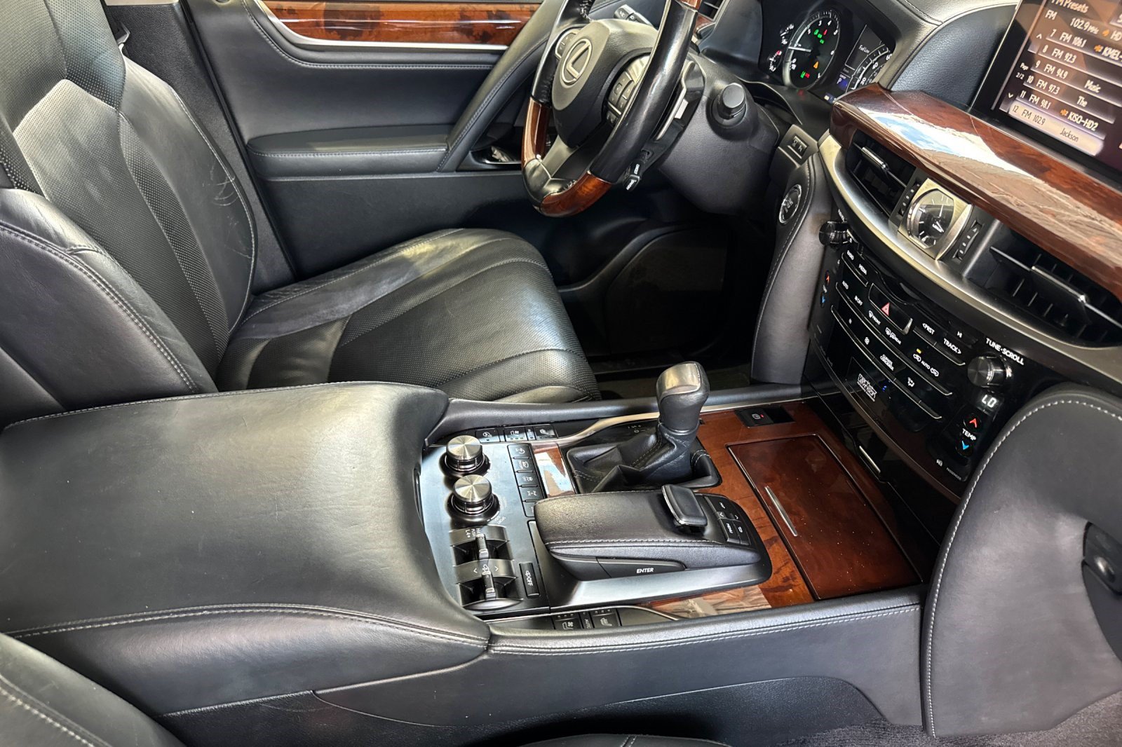 Used 2017 Lexus LX 570 4WD w/ Luxury Package image 21