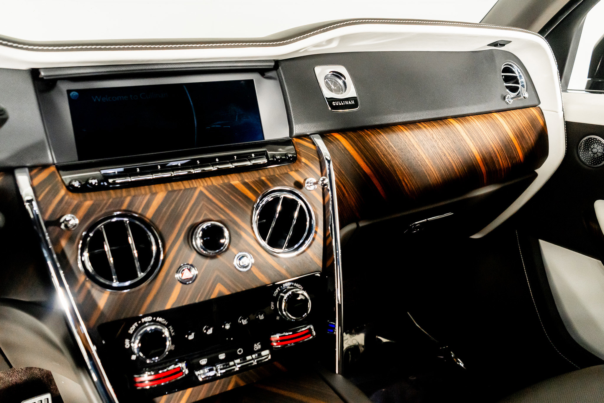 Used 2023 Rolls-Royce Cullinan w/ Cullinan Package image 39