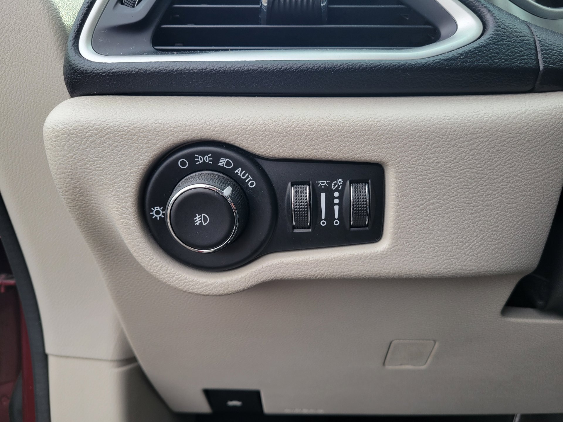Used 2020 Chrysler Pacifica Touring-L FWD image 21