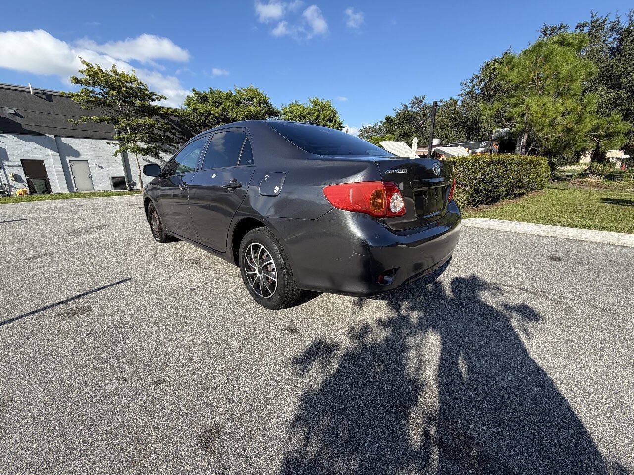Used 2010 Toyota Corolla LE FWD image 5