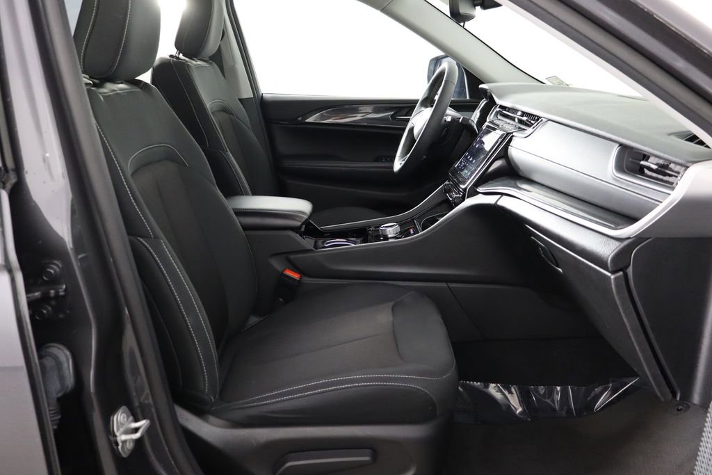 Used 2023 Jeep Grand Cherokee Laredo image 18