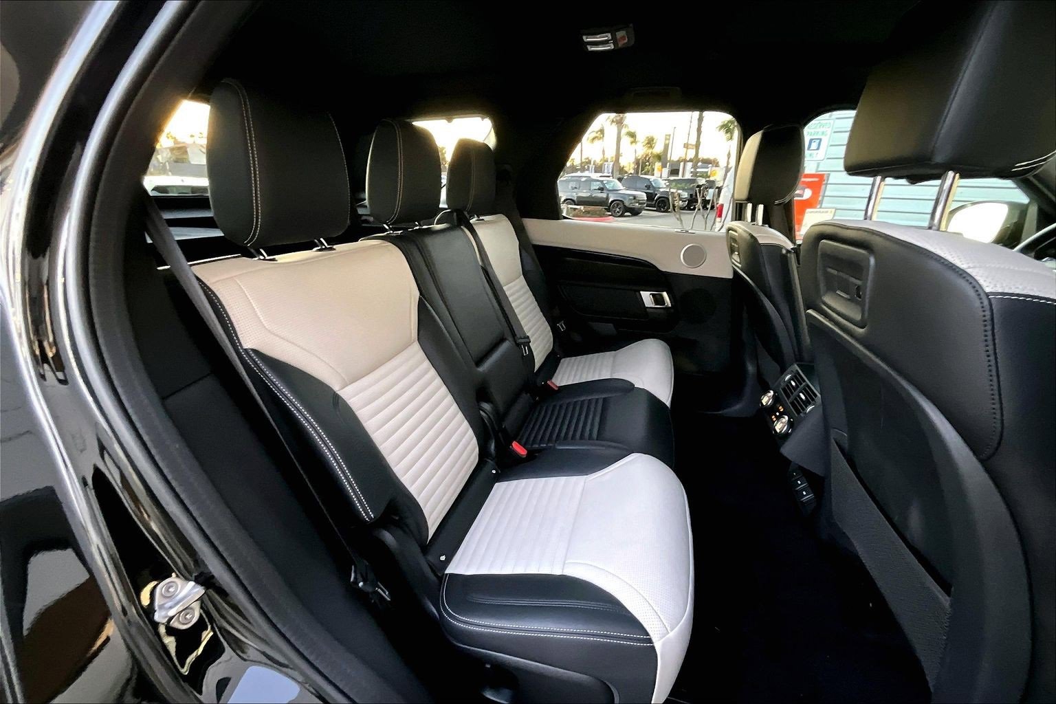 Used 2023 Land Rover Discovery S R-Dynamic image 26