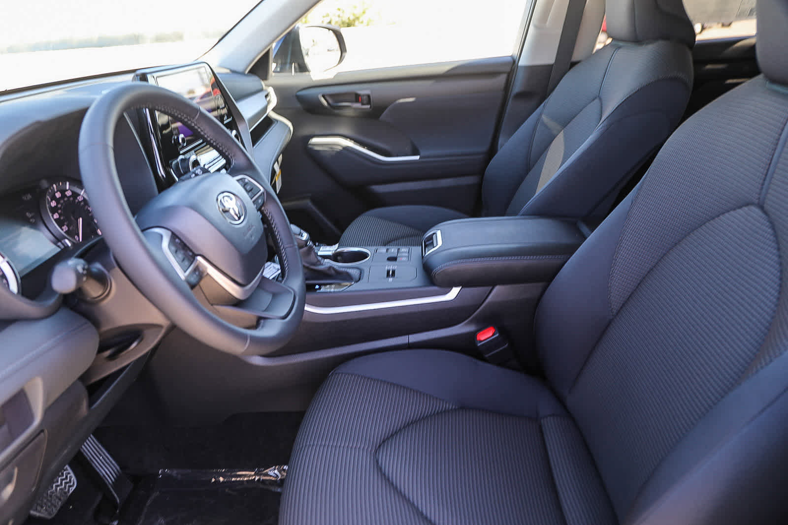 New 2025 Toyota Highlander LE image 18