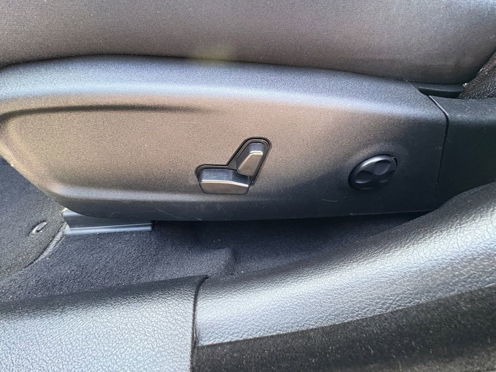 Used 2019 Chrysler 300 Touring w/ Chrome Appearance Package image 16