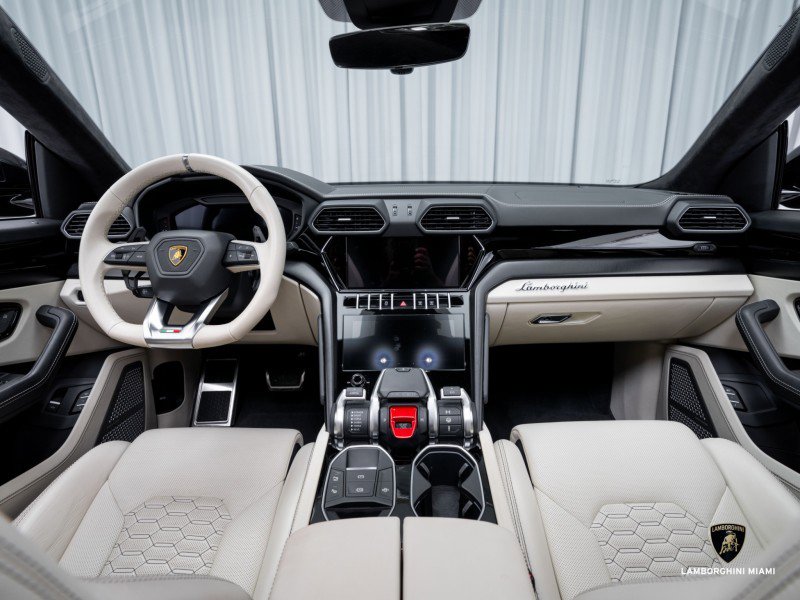 Used 2022 Lamborghini Urus image 32