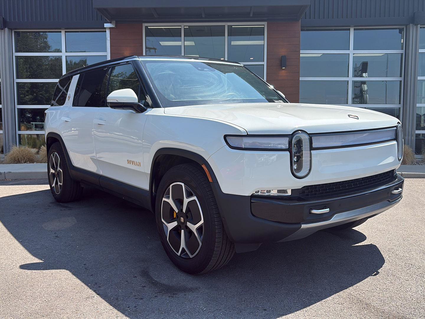 Used 2024 Rivian R1S Adventure AWD/4WD image 2