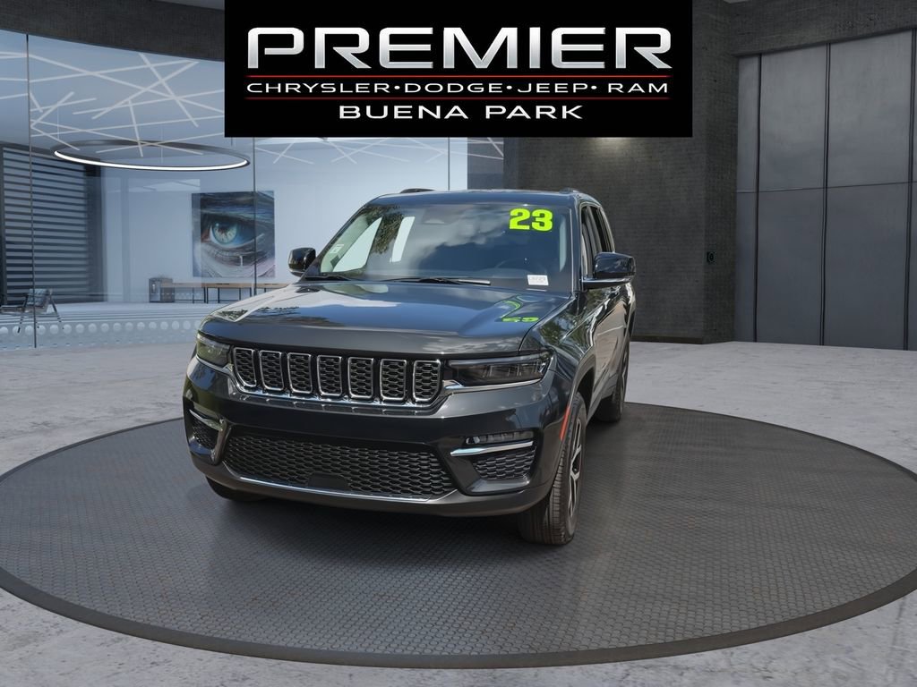 Used 2023 Jeep Grand Cherokee Limited w/ Trailer Tow Prep Group (B) AWD/4WD image 3