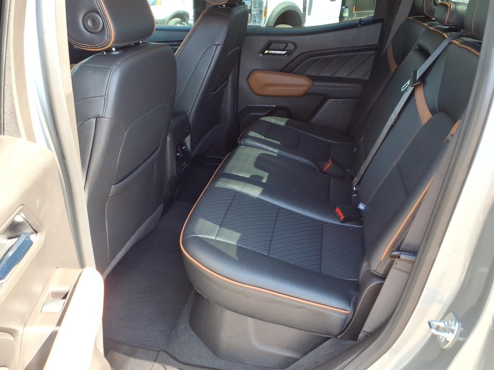 Used 2024 GMC Canyon AT4 w/ AT4 Premium Package AWD/4WD image 18