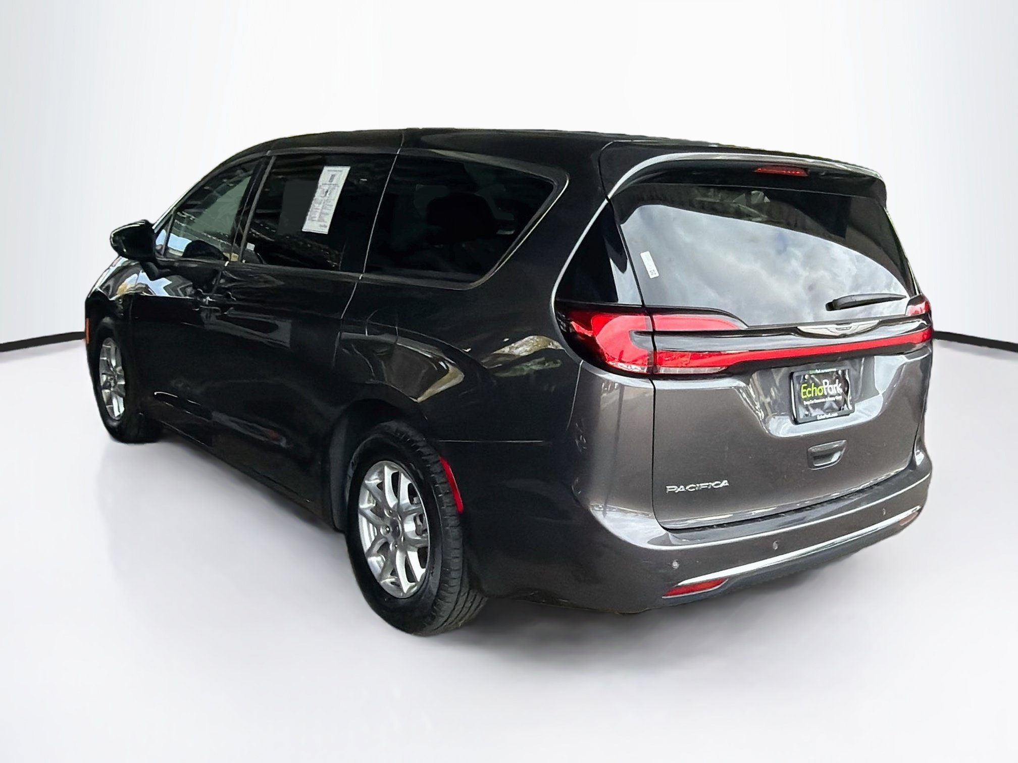 Used 2023 Chrysler Pacifica Touring-L FWD image 5
