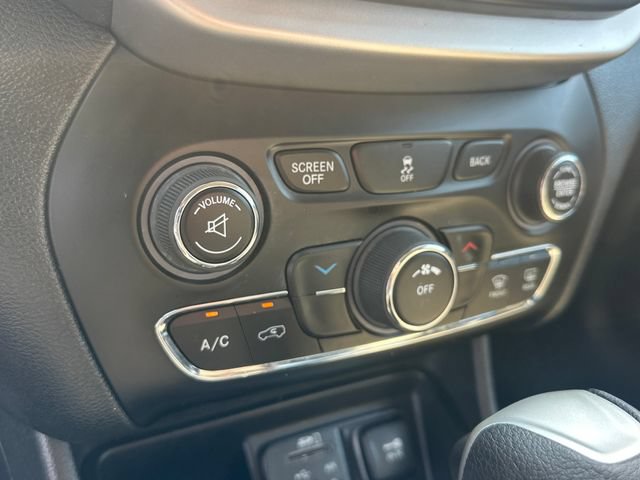 Used 2017 Jeep Cherokee Latitude w/ Cold Weather Group AWD/4WD image 22