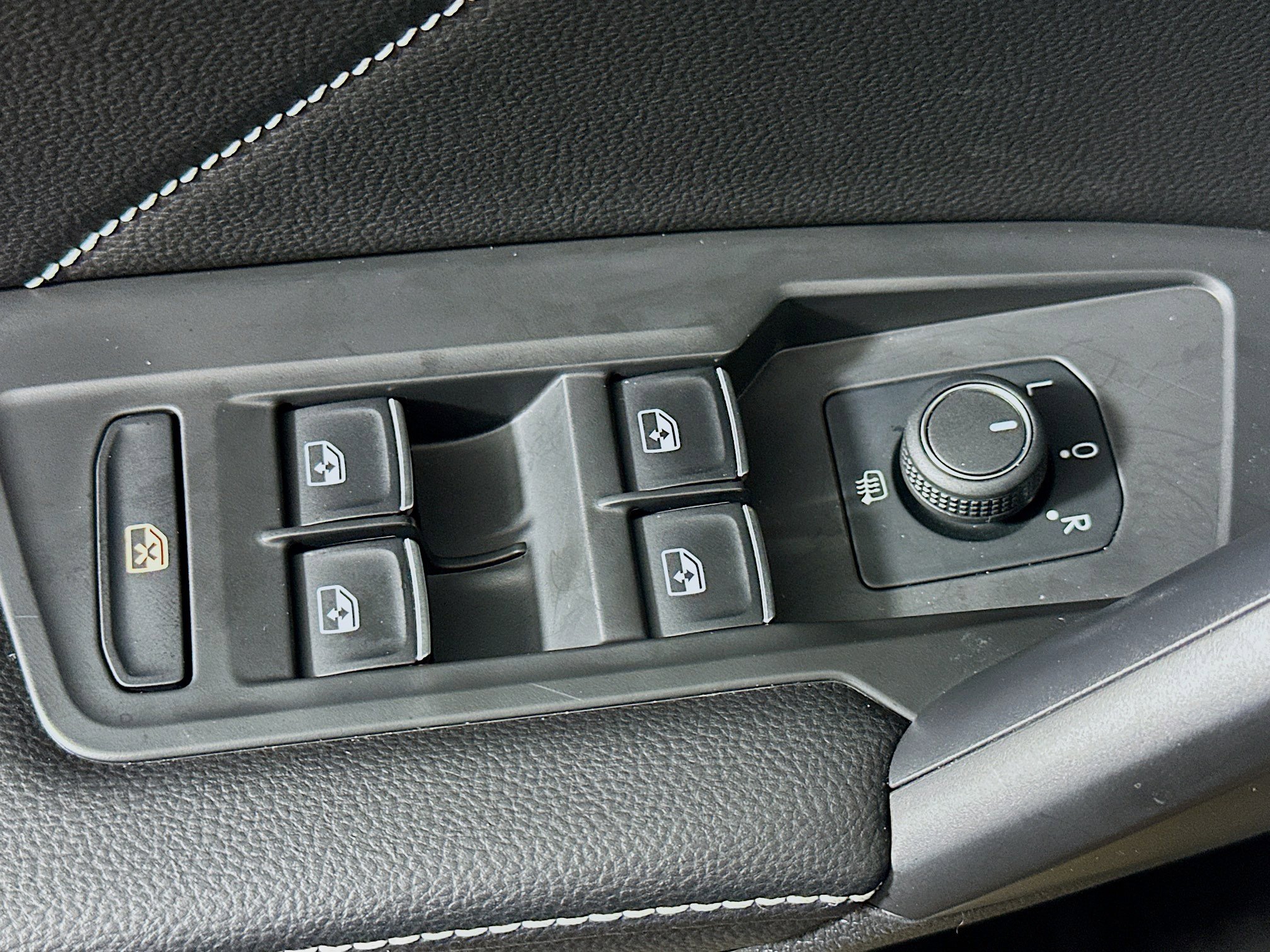 Used 2022 Volkswagen Tiguan SE image 15