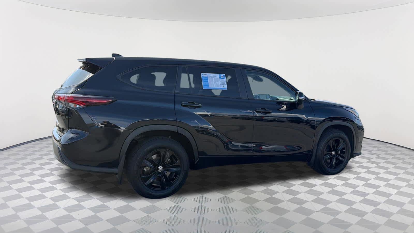 Used 2024 Toyota Highlander LE image 4