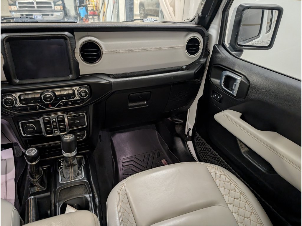Used 2022 Jeep Wrangler Unlimited Sahara AWD/4WD image 11