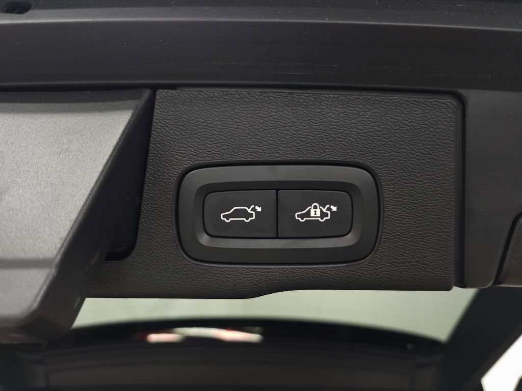 Certified 2025 Volvo XC60 B5 Plus AWD/4WD image 9