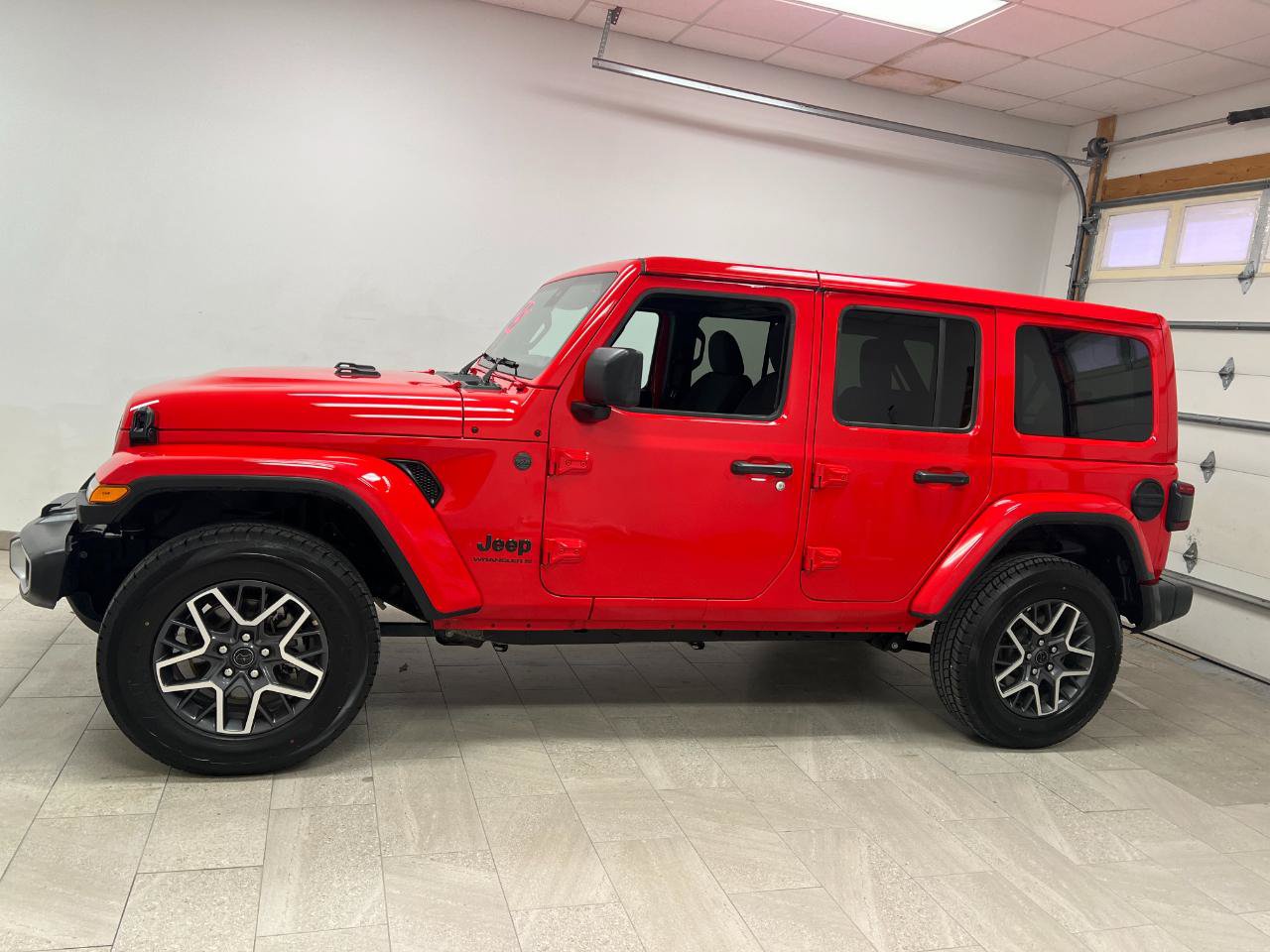 Used 2025 Jeep Wrangler Unlimited Sahara AWD/4WD image 10