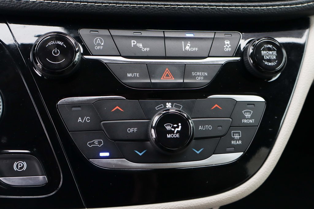 Used 2021 Chrysler Pacifica Touring-L FWD image 37