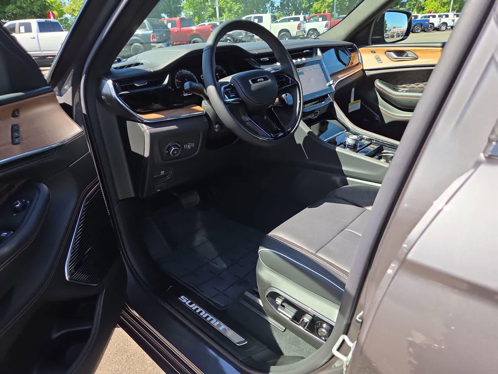 New 2026 Jeep Grand Cherokee Summit AWD/4WD image 10