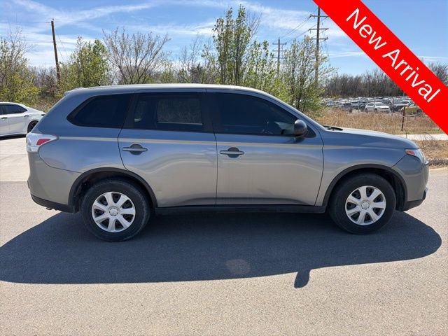Used 2015 Mitsubishi Outlander ES image 2