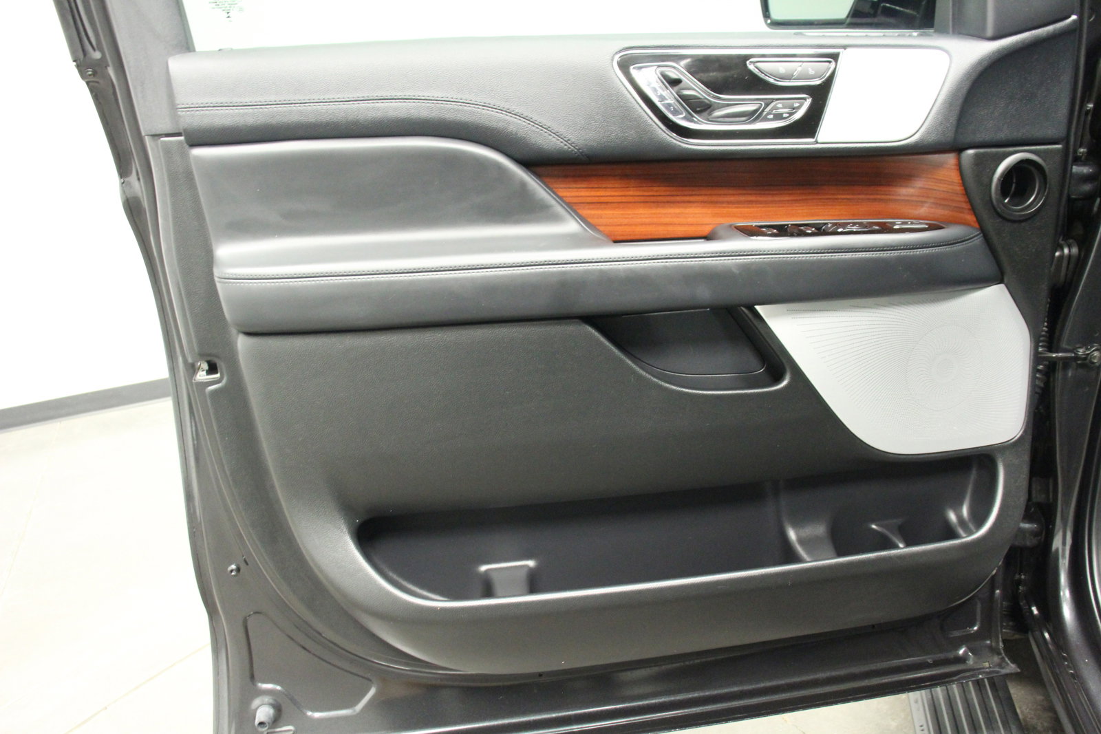 Used 2024 Lincoln Navigator Reserve image 15