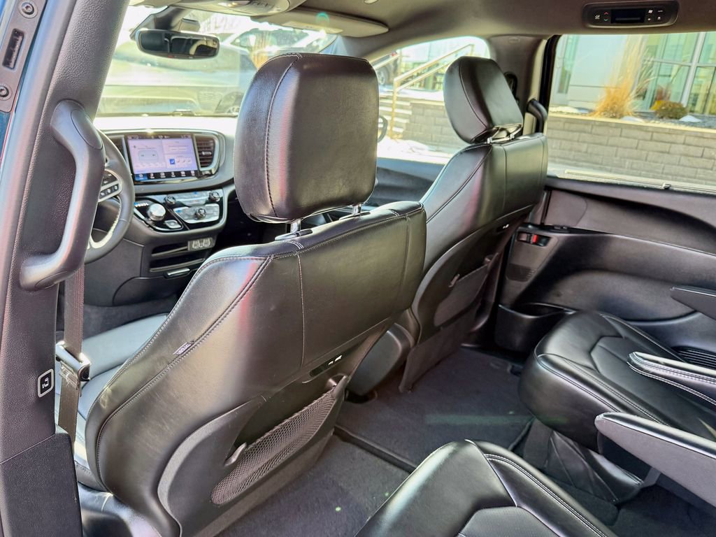 Used 2025 Chrysler Pacifica Select image 13
