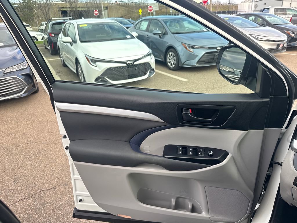 Used 2019 Toyota Highlander LE AWD/4WD image 32