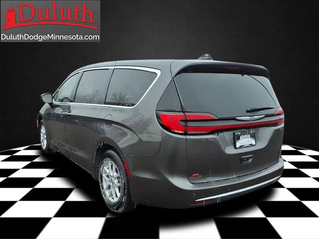Used 2023 Chrysler Pacifica Touring-L FWD image 3
