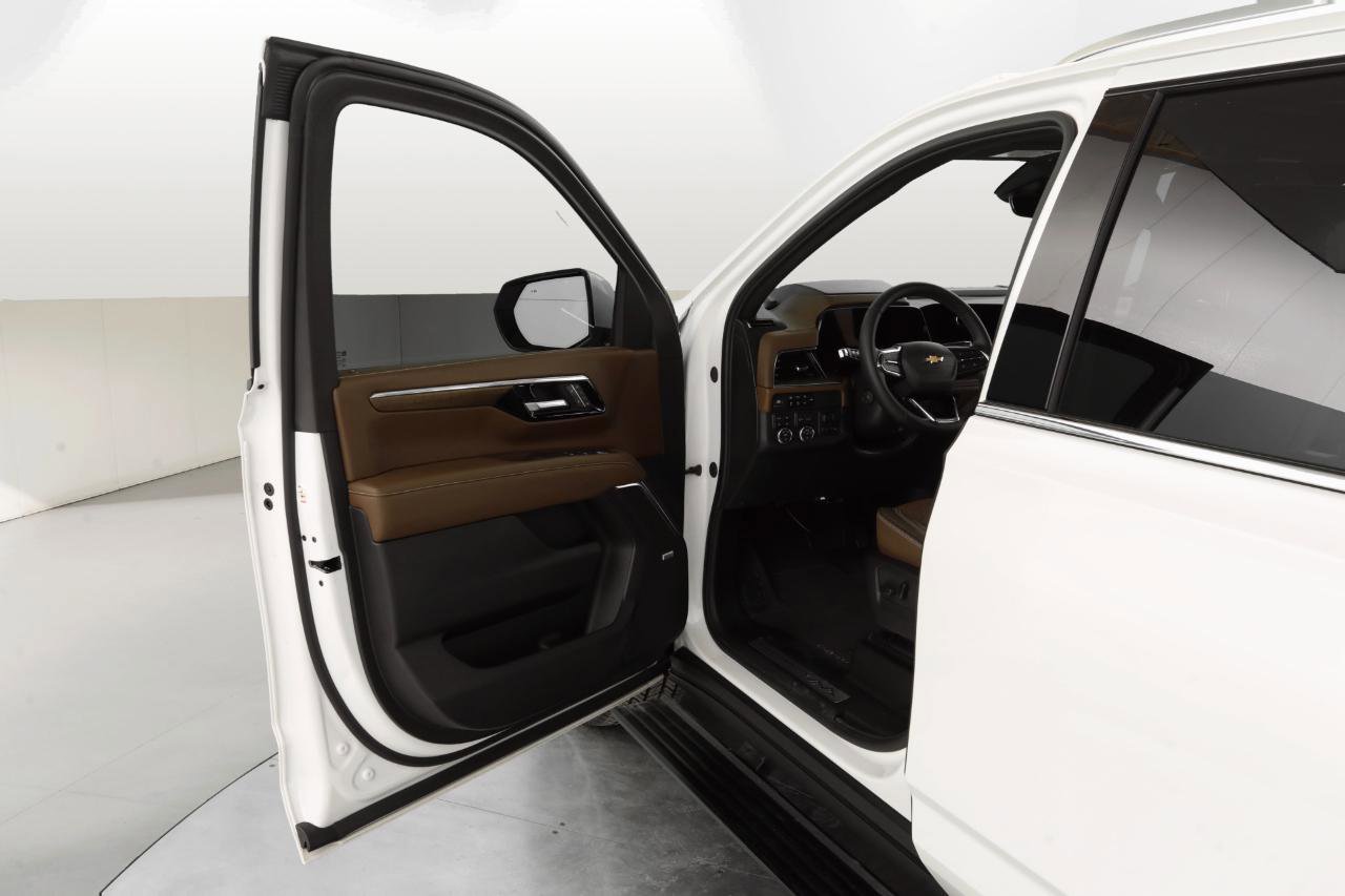 Used 2025 Chevrolet Suburban High Country image 12