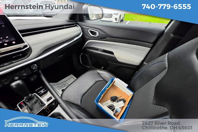 Used 2024 Jeep Compass Latitude image 11