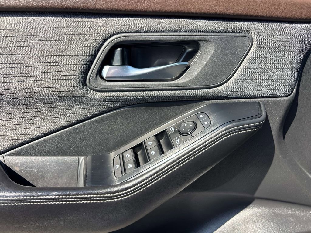Used 2021 Nissan Rogue SV image 16