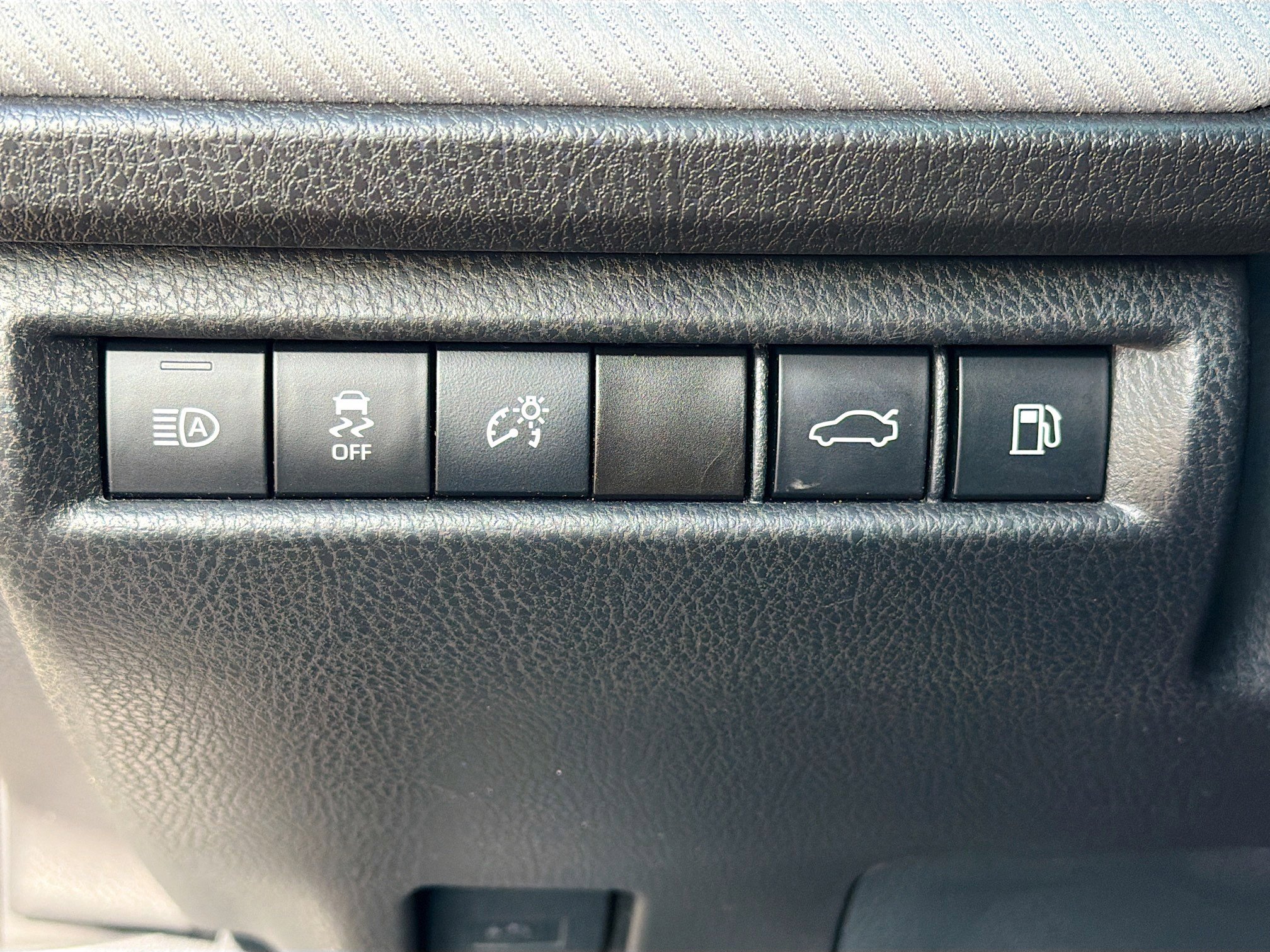 Used 2025 Toyota Camry SE w/ Multimedia Upgrade Package image 33