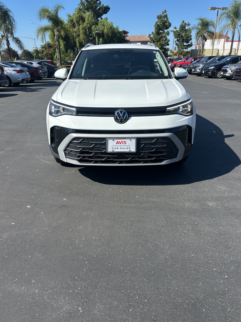Used 2025 Volkswagen Taos SE AWD/4WD image 2