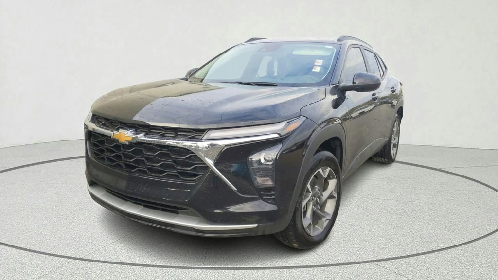 Used 2025 Chevrolet Trax LT w/ LT Convenience Package FWD image 3