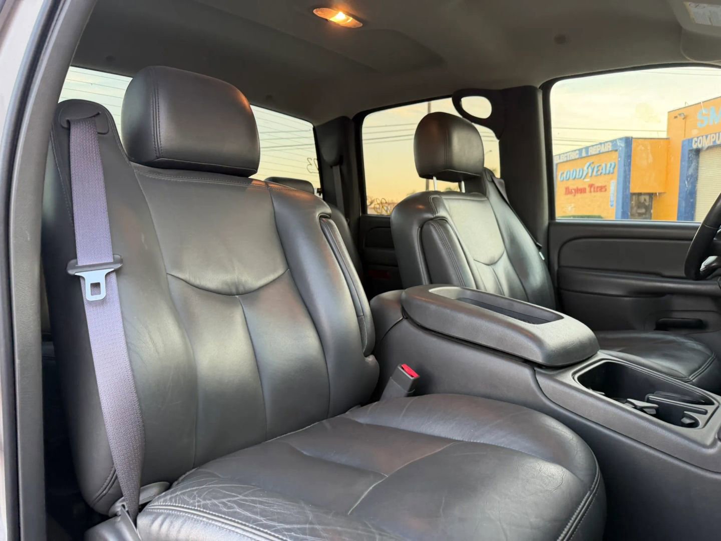 Used 2005 GMC Sierra 2500 SLT w/ Heavy-Duty Power Package RWD image 16