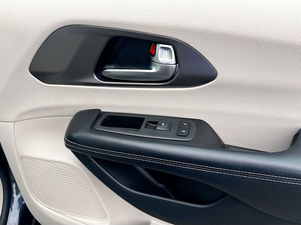 Used 2020 Chrysler Pacifica Touring-L w/ Advanced Safetytec Group image 34