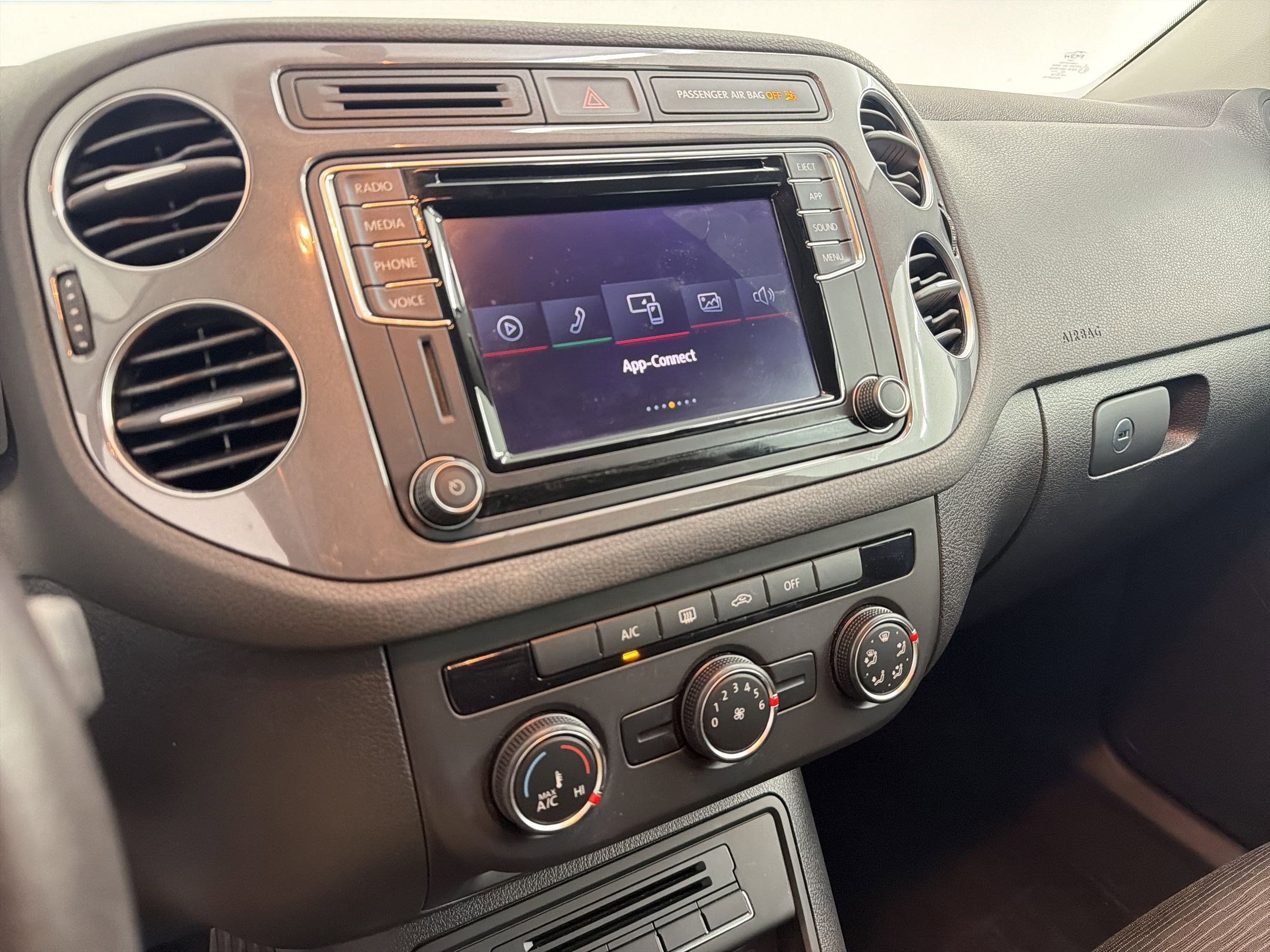 Used 2017 Volkswagen Tiguan S image 18