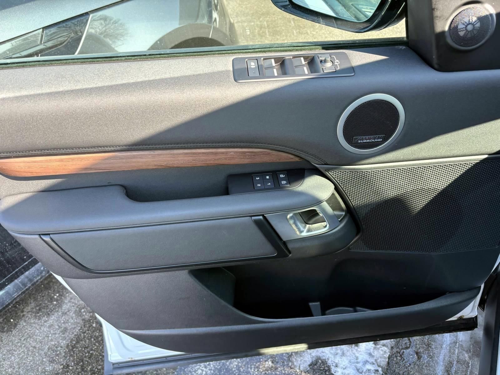 Used 2025 Land Rover Discovery S image 7