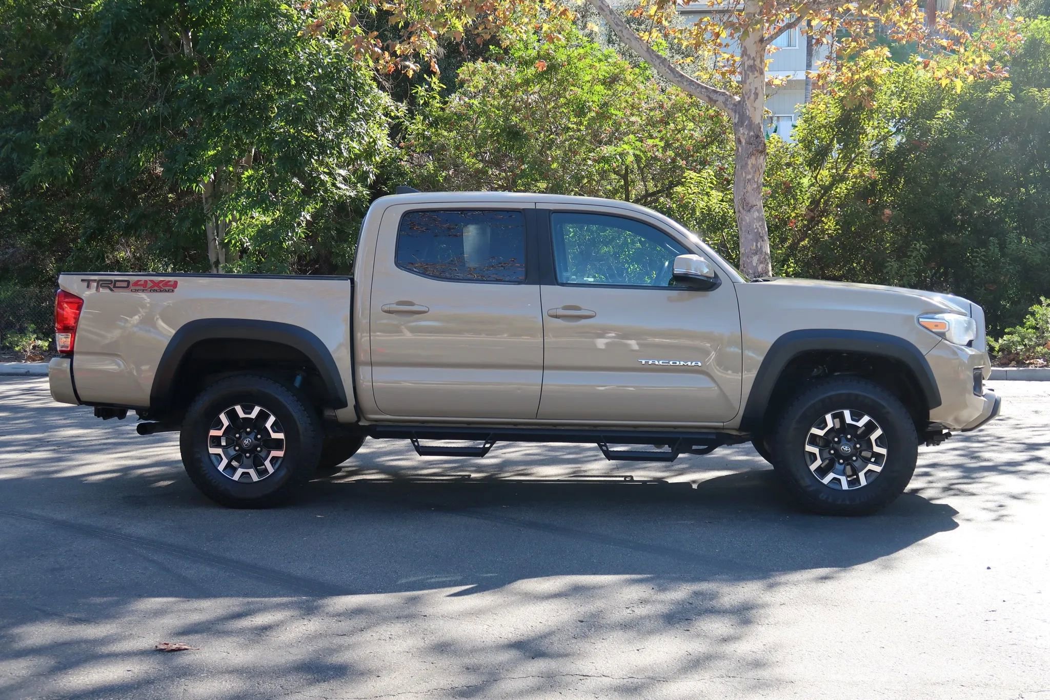 Used 2016 Toyota Tacoma TRD Off-Road w/ Premium & Technology Package AWD/4WD image 6
