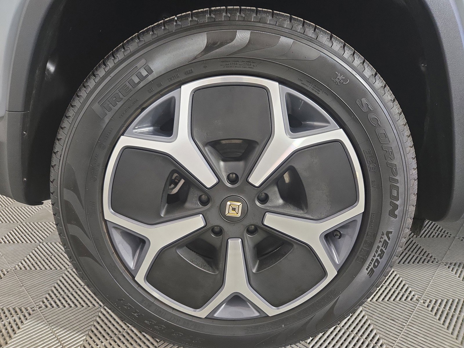 Used 2024 Rivian R1S Adventure image 12