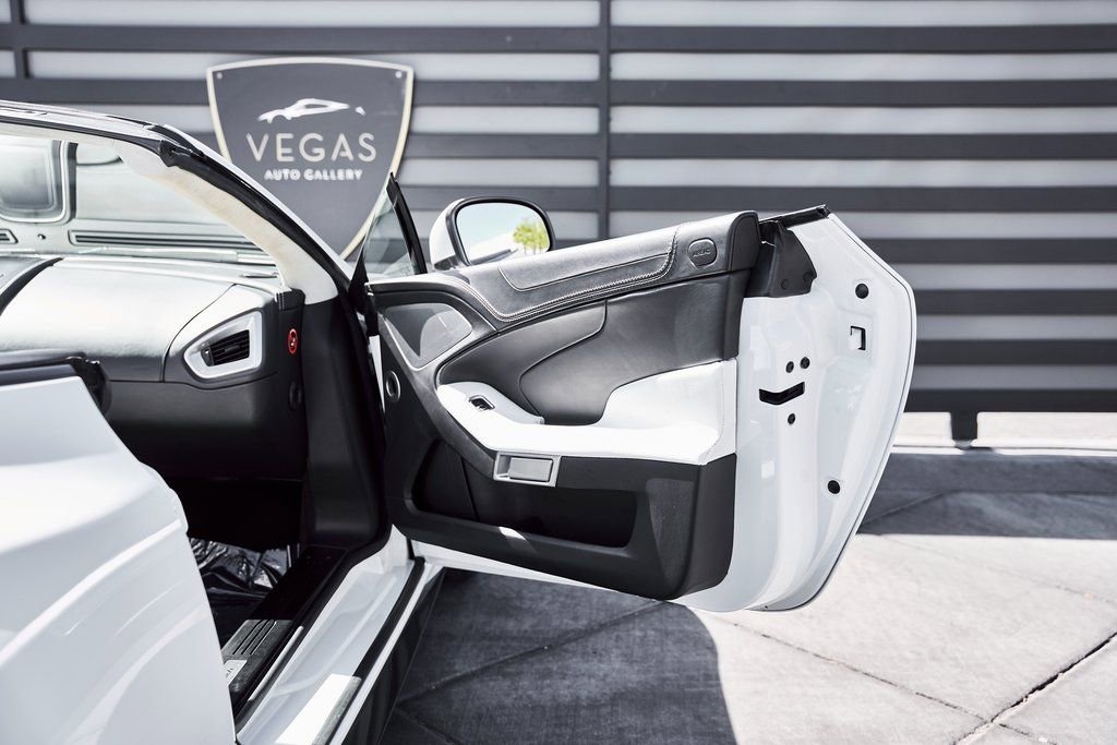 Used 2017 Aston Martin Vanquish S image 33