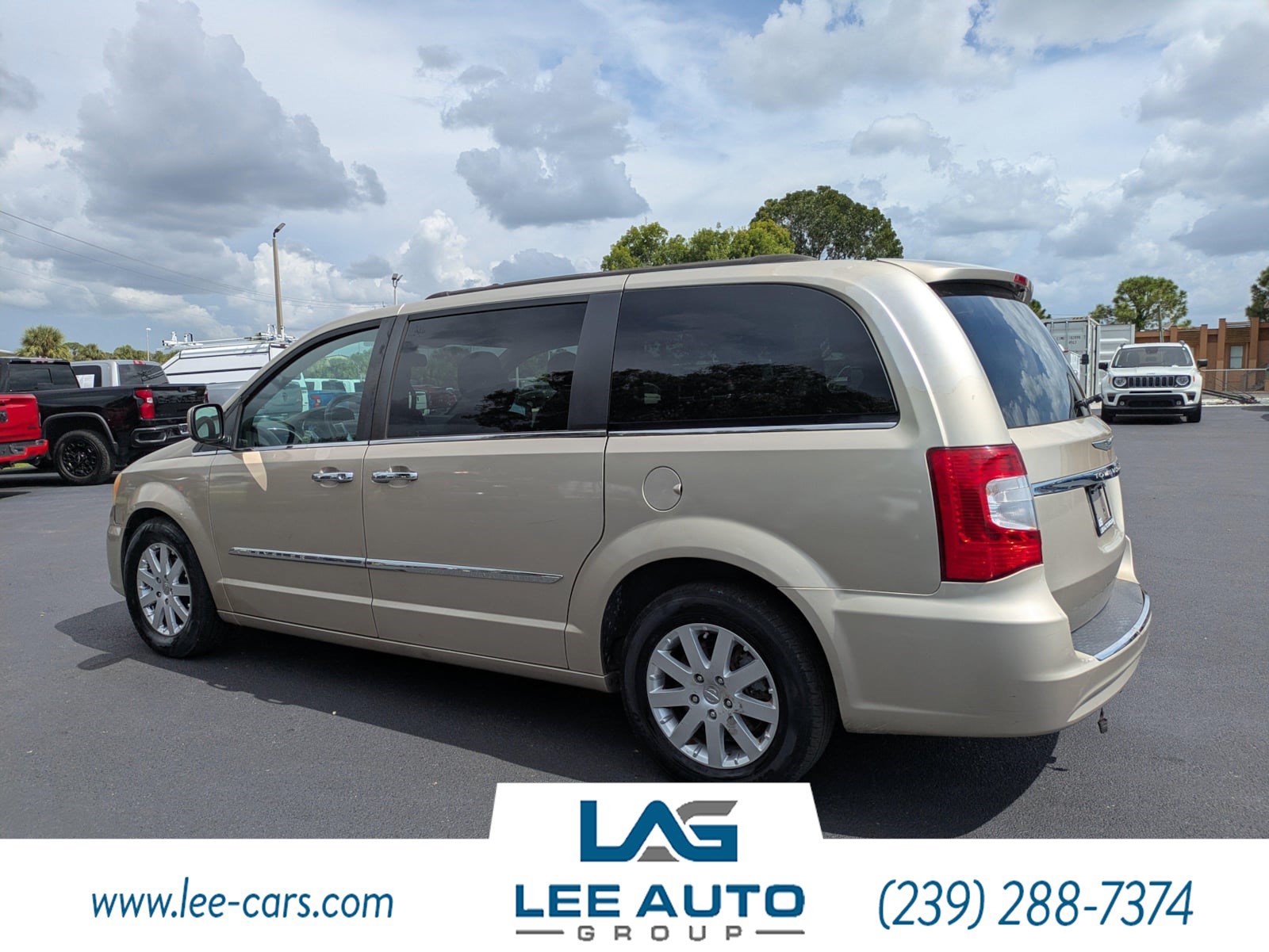 Used 2014 Chrysler Town & Country Touring w/ Driver Convenience Group FWD image 5