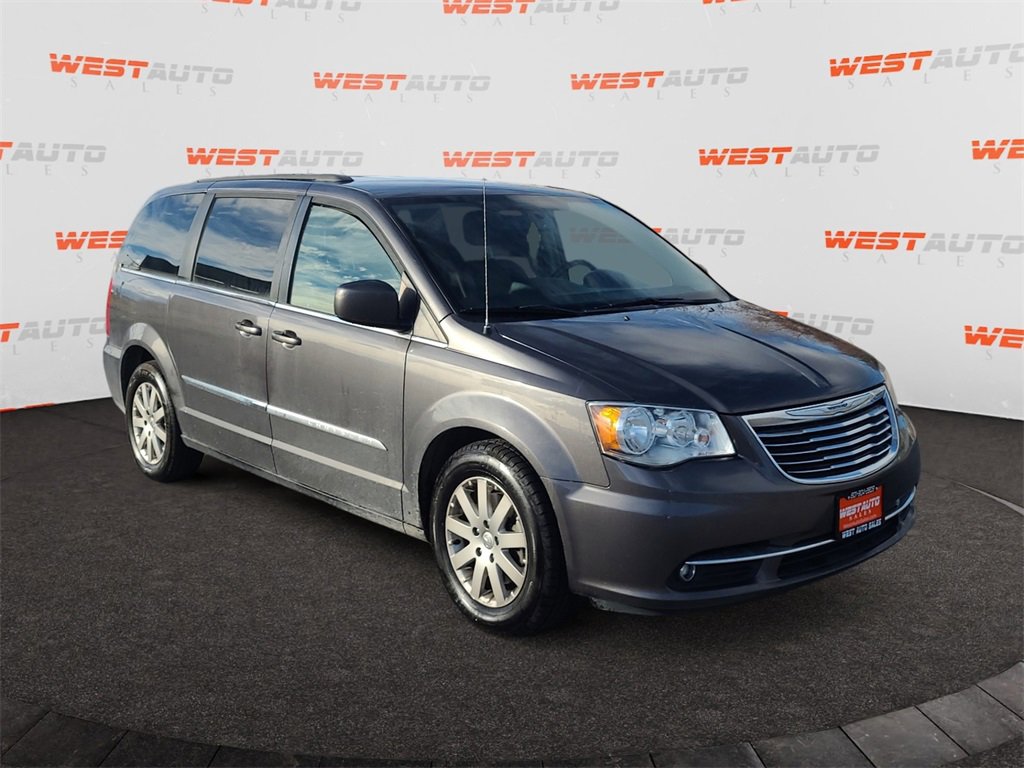 Used 2015 Chrysler Town & Country Touring image 7